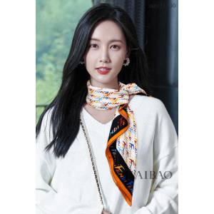 Fendi芬迪專櫃同步上新FF印刷風徽標91真絲方巾 mmyj1330