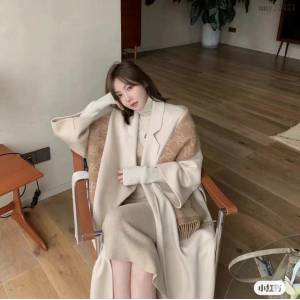 Fendi專櫃新款芬迪米駝色羊毛和羊絨雙面圍巾 mmyj2421