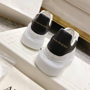 Alexander McQueen專櫃經典款麥昆全新升級版本情侶款小白鞋 皮尾系列黑皮尾 dx1818